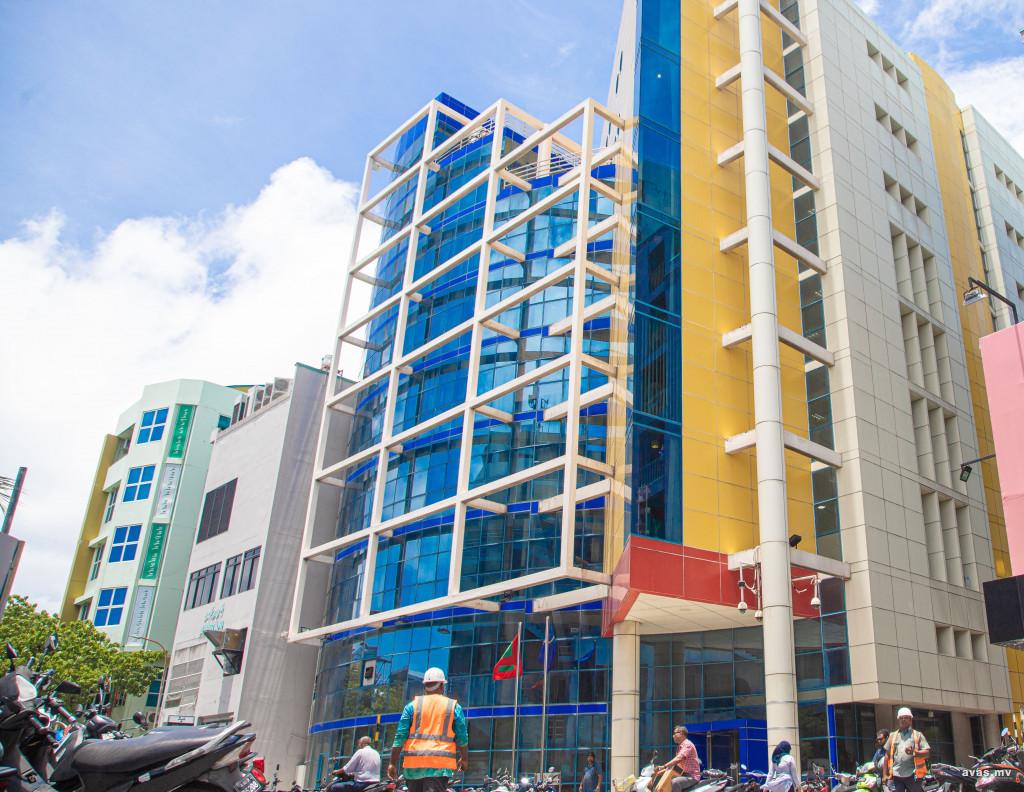 ވަގަށް ސިގިރޭޓު އެތެރެކުރި މައްސަލައެއްގައި ކަސްޓަމްސް ގެ އޮފިސަރަކު ސަސްޕެންޑުކުރި