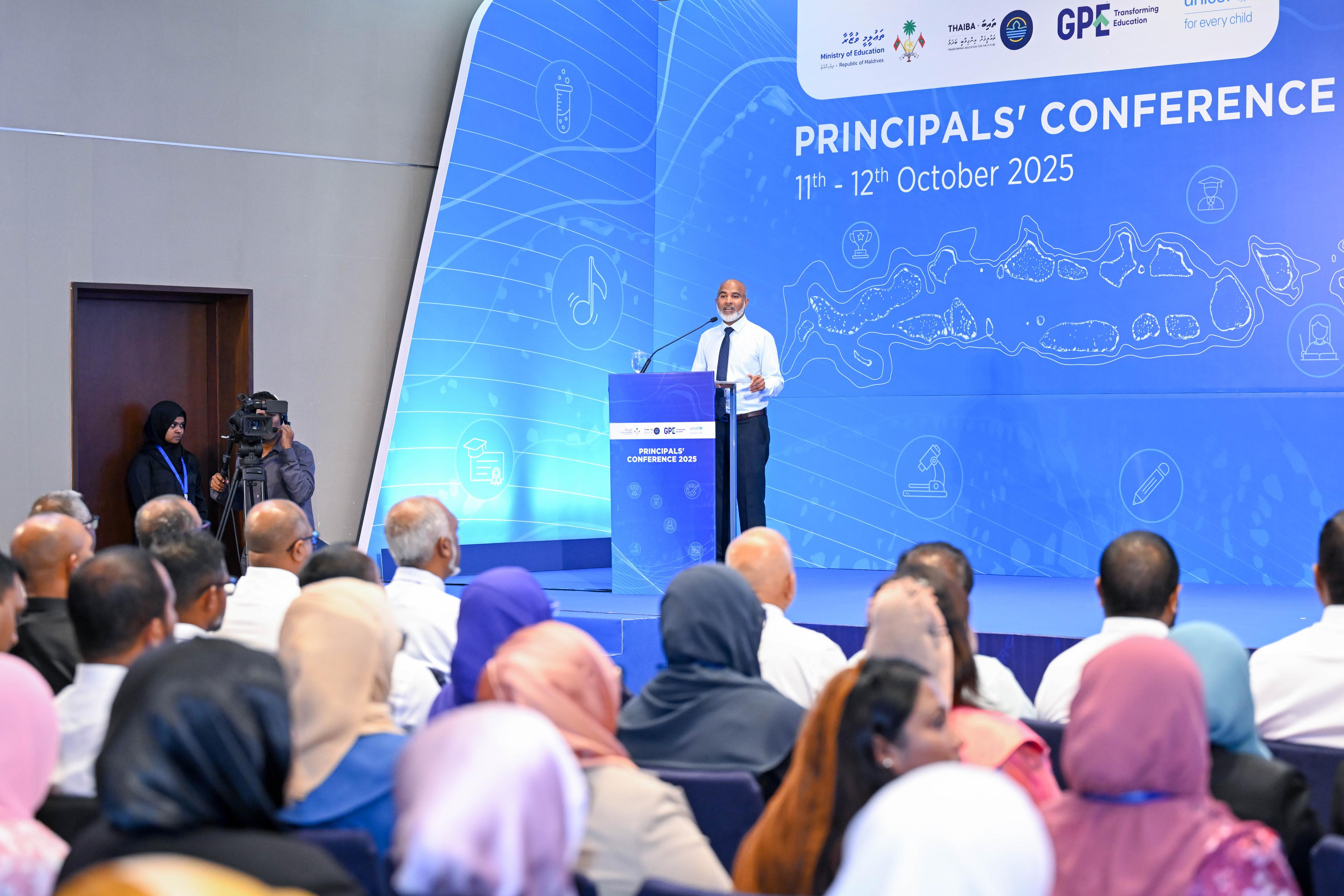  އަންނަ އަހަރު އޭއައި ދާއިރާއިން މުދައްރިސުން ތަމްރީނުކުރުމަށް ބޮޑު ކެމްޕޭނެއް ކުރިއަށްގެންދާނަން: މިނިސްޓަރު