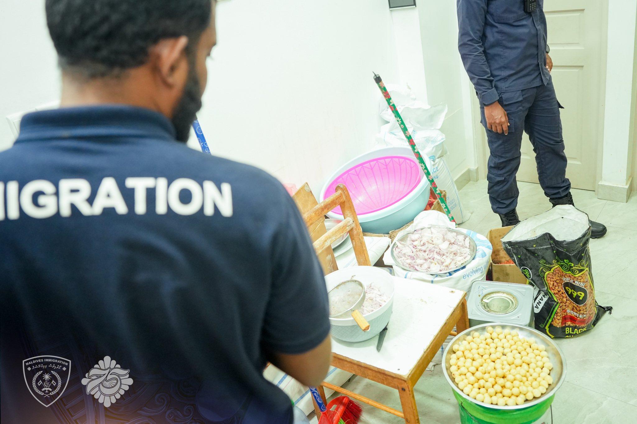 ފާޚާނާއެއްގެ ތެރޭގައި ކާބޯތަކެތި ހަދައި ވިއްކި ބަޔަކު ހައްޔަރުކޮށްފި