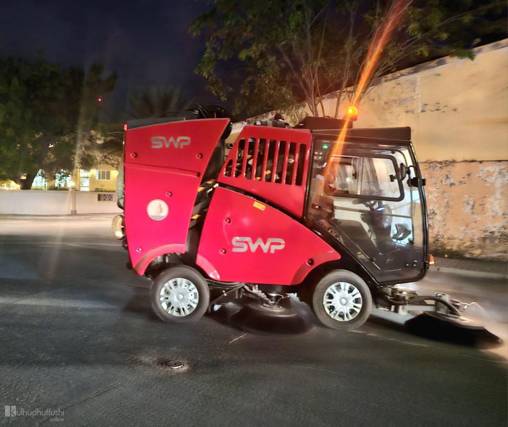 ކުޅުދުއްފުށި ތަފާތު: ތާރު މަގުތައް ފޮޅަން ބޭނުންކުރަނީ ރޯޑް ސްވީޕާއެއް