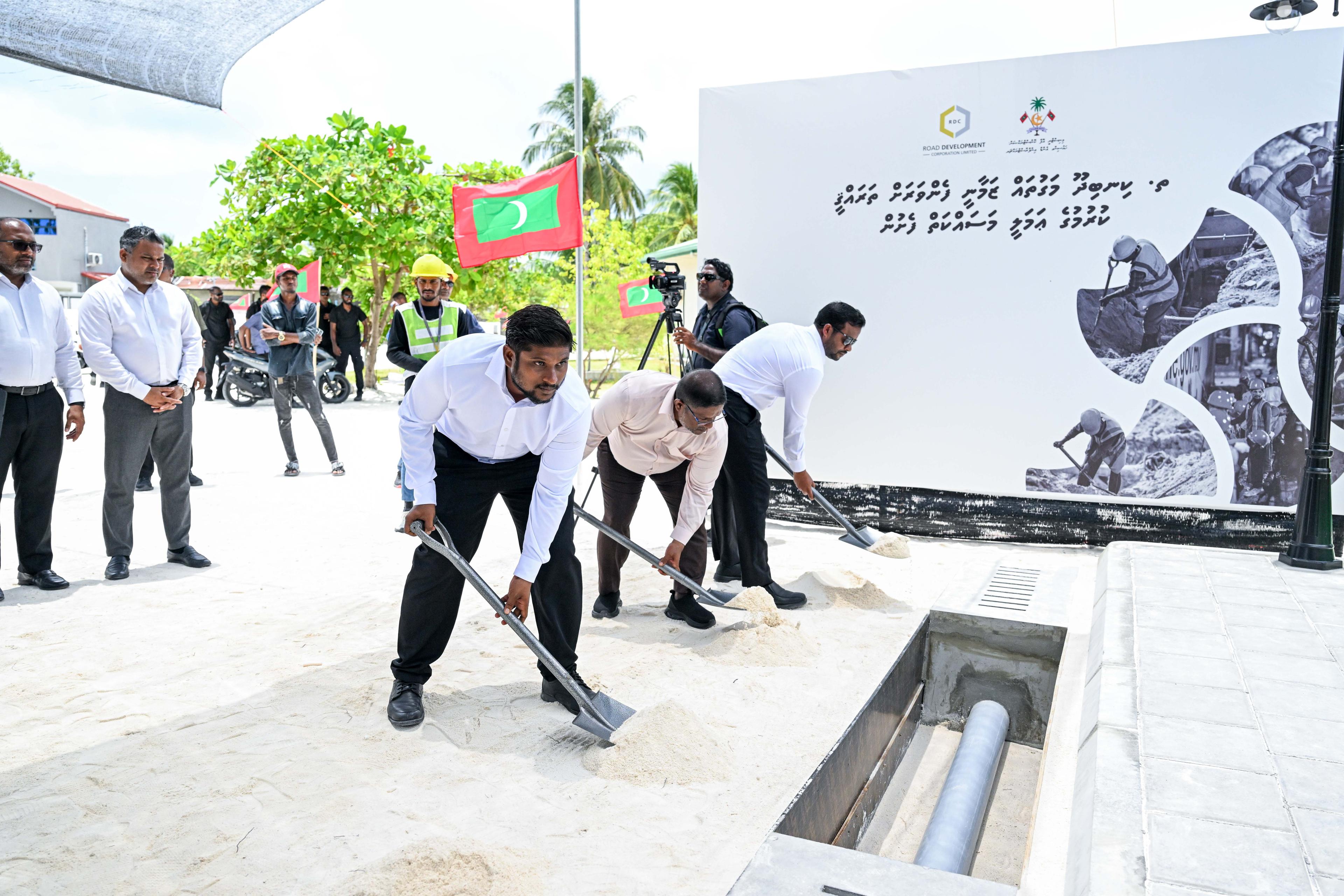 ކިނބިދޫ މަގުތައް ޒަމާނީ ފެންވަރަށް ހެދުމުގެ މަސައްކަތް ފަށައިފި