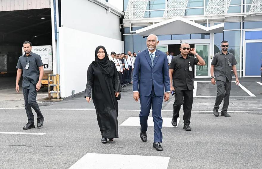 ރައީސްގެ ދެކަނބަލުން މާދަމާ އުމްރާގެ އަޅުކަމަށް ފުރާވަޑައިގަންނަވަނީ