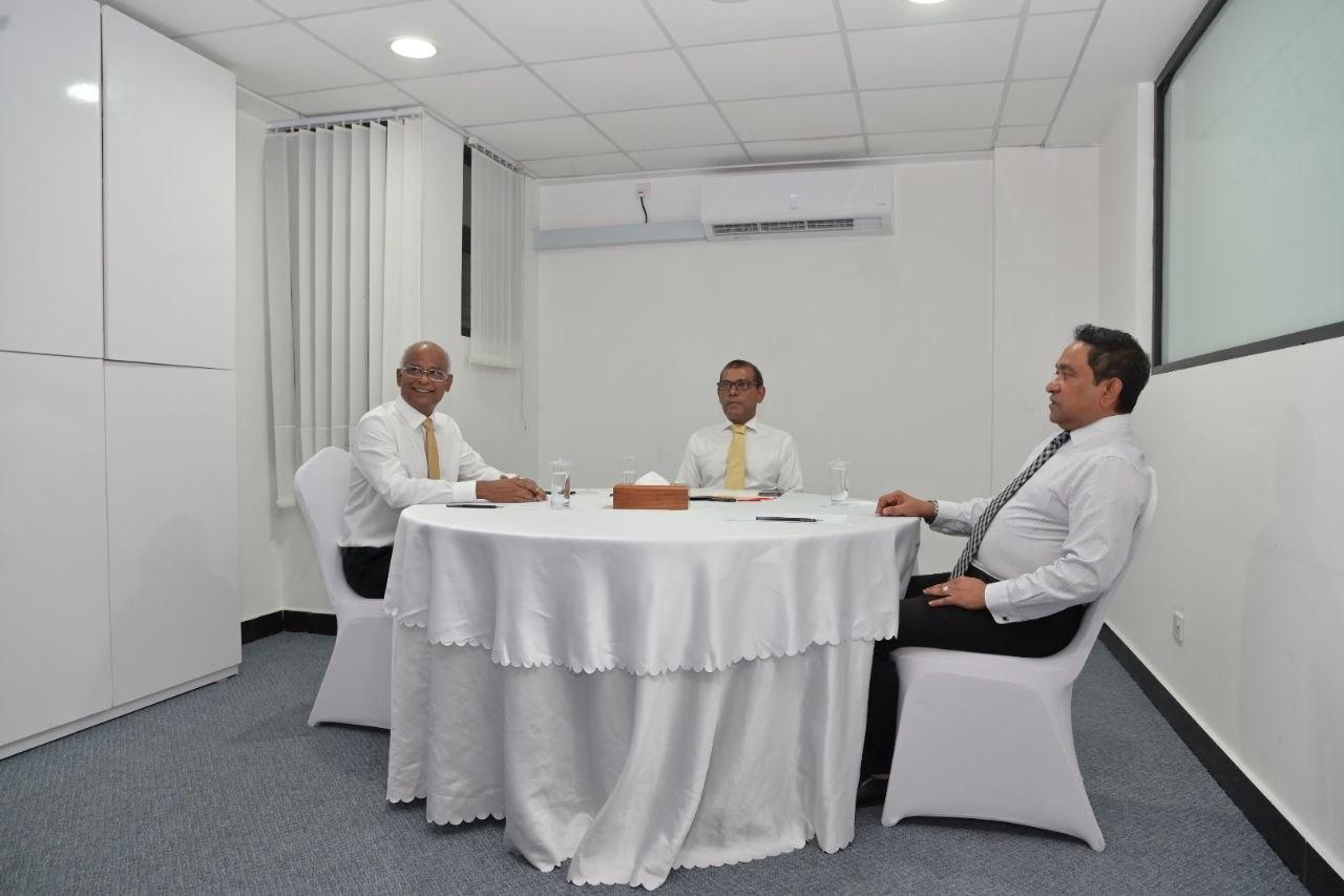 ތިން ރައީސުން ބައްދަލުކުރައްވައިފި: ވިދާޅުވީ އެންމެ މުހިންމީ ނޫސްވެރިން މިނިވަންކުރުންކަމަށް