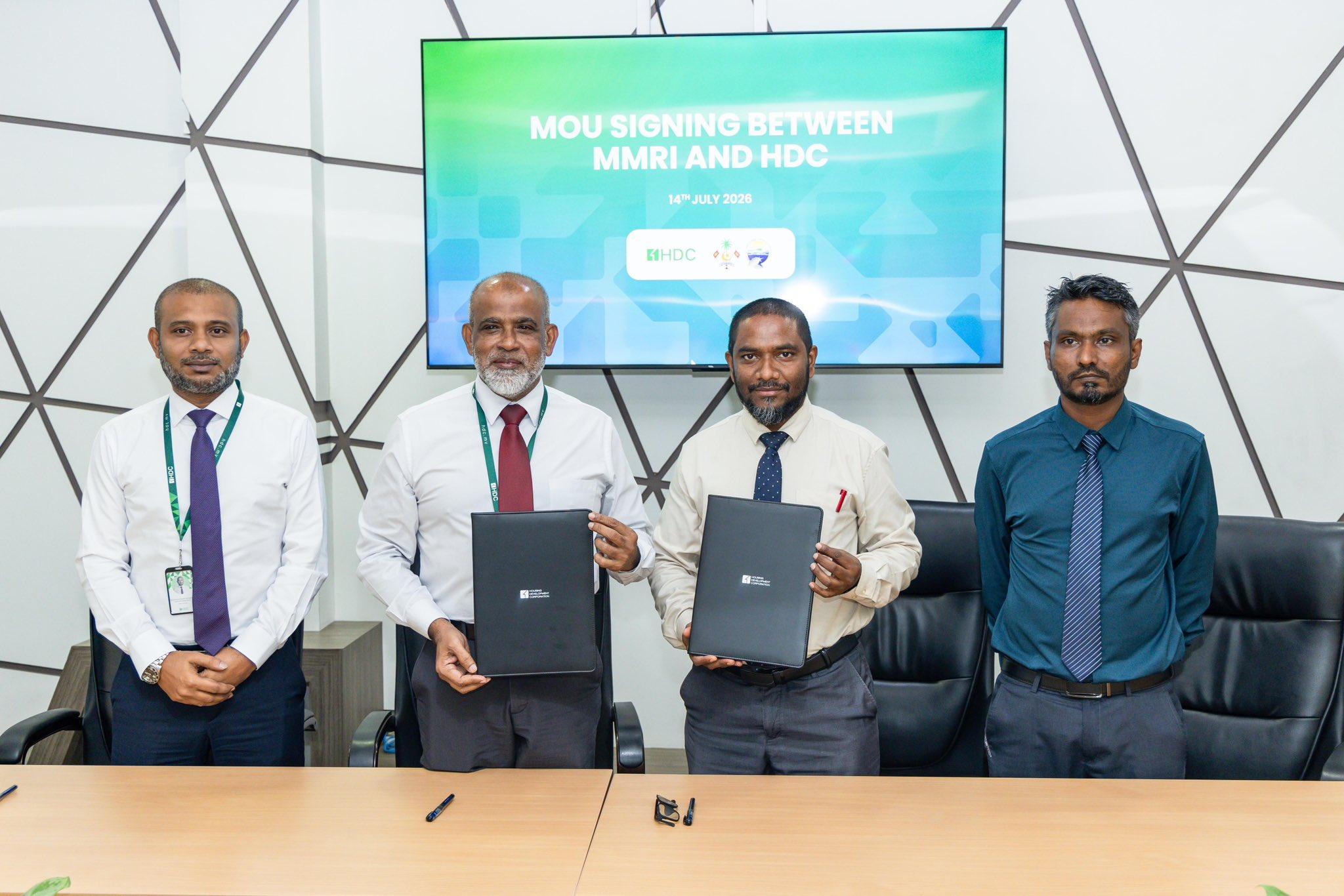 ފަރުތައް އާލާކުރުމާއި މޮނިޓާ ކުރުމަށް އެޗްޑީސީ އާއި މެރިން ރިސާޗް އިންސްޓިޓިއުޓުގެ އެމްއޯޔޫއެއް