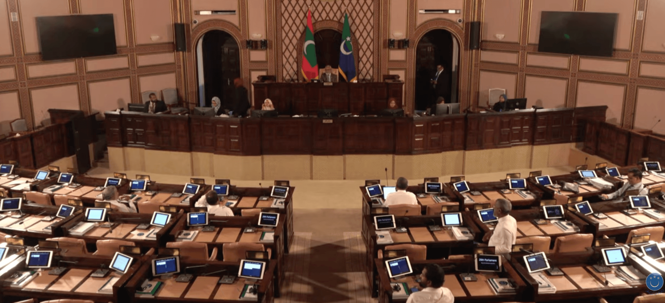 މަޖިލިސް ޖަލްސާއެއް ކުރިއަށް ދަނިކޮށް ތަޅުމުން ކަރަންޓު ކެނޑިއްޖެ 