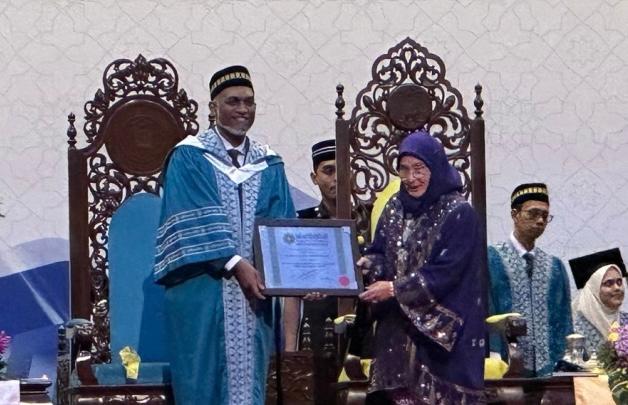 އައިއައިޔޫއެމްގެ އޮނަރަރީ ޑޮކްޓަރޭޓްކަން ރައީސް މުއިއްޒަށް އަރުވައިފި