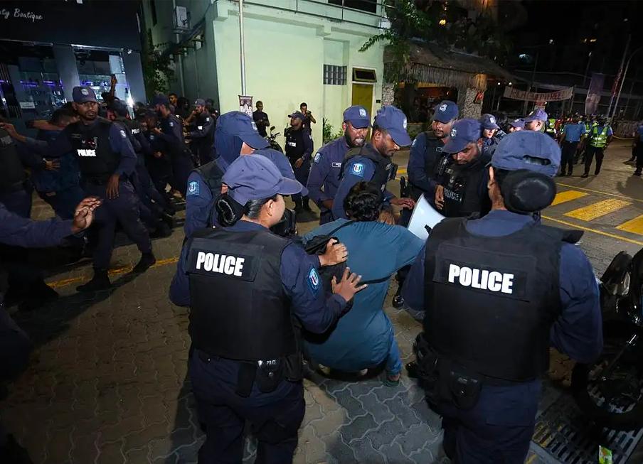 މުޒާހަރާ ރޫޅާލައި އިސްކޮށް އުޅުނު ދެ މީހަކު ހައްޔަރުކޮށްފި