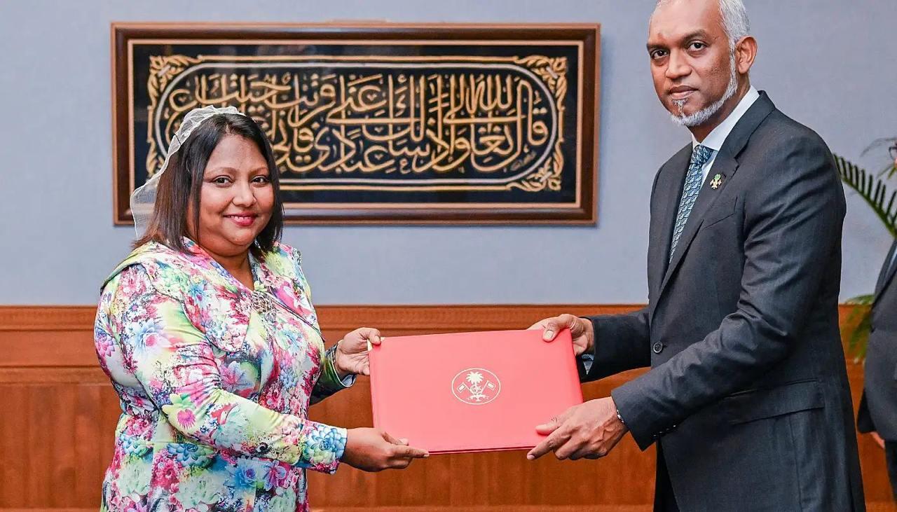 ފޮރިން ސެކްރެޓަރީގެ މަގާމުގައި ހުންނެވި އިނާޔާ އެ މަގާމުން ވަކިކޮށްފި