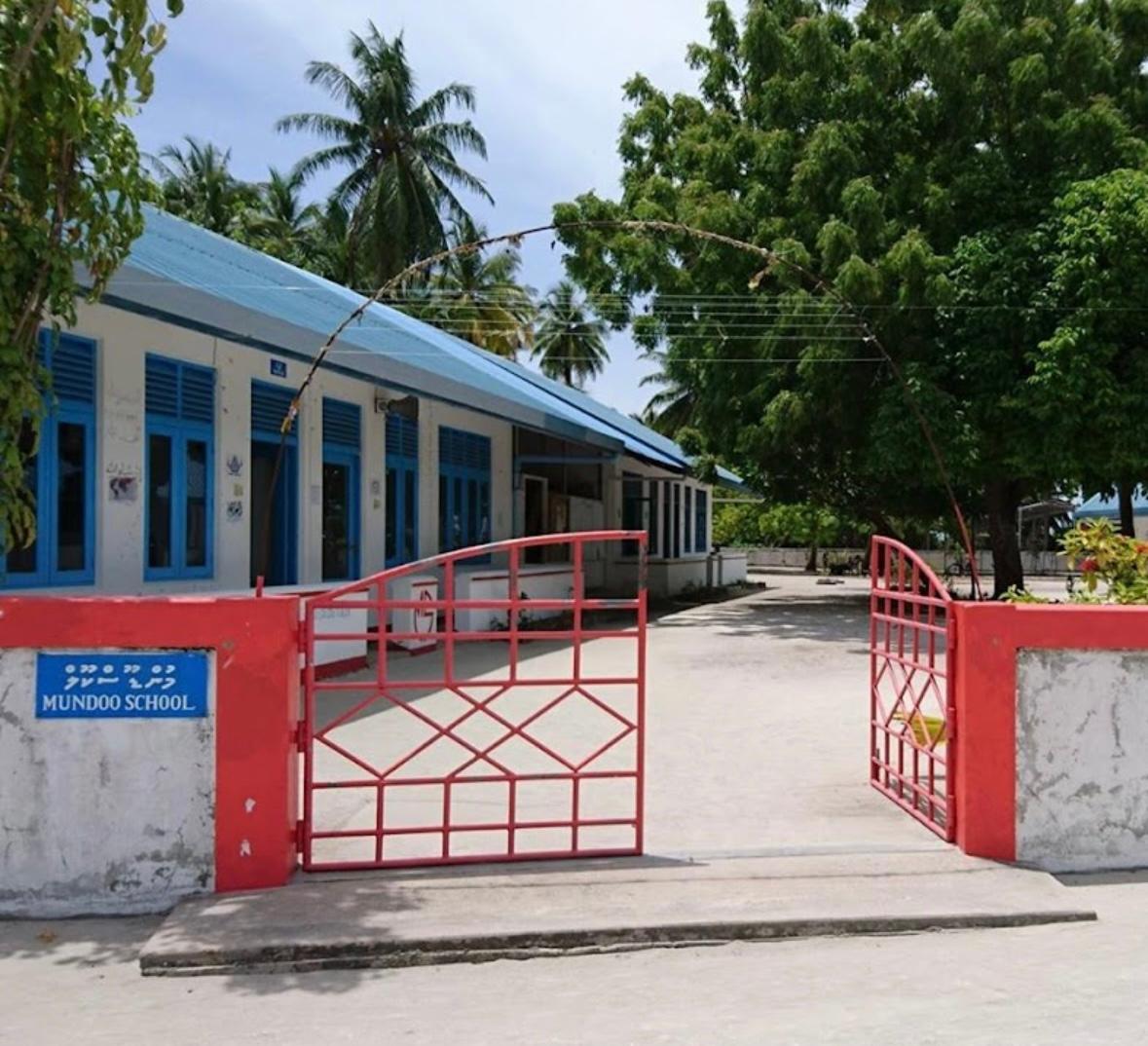 މުންޑޫ ސްކޫލަށް ހާޒިރުނުވާ މުވައްޒަފެއްގެ ނަމުގައި މުސާރަ ނަގައިފައިވާ މައްސަލައެއް 