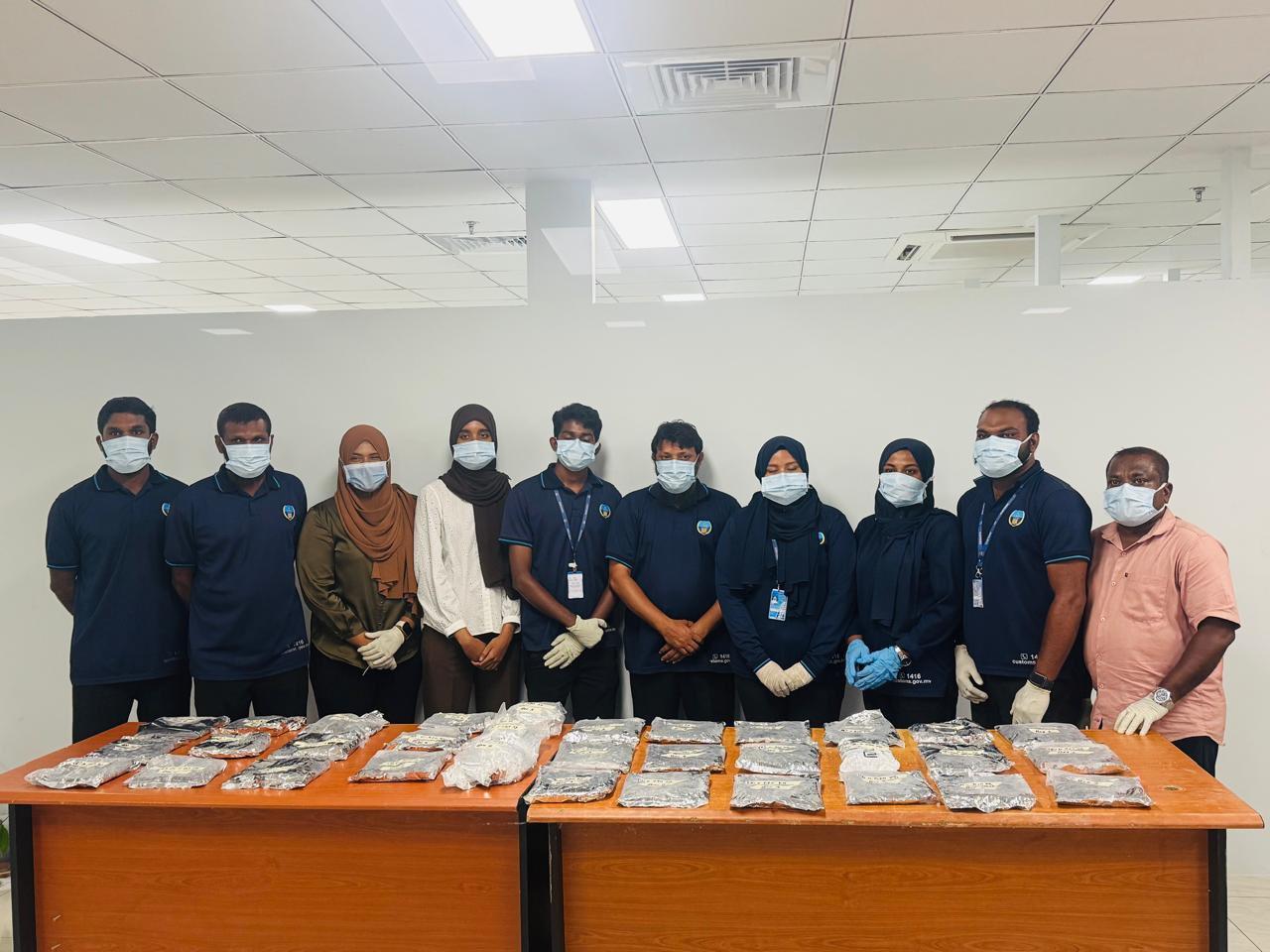 ރާއްޖެ އެތެރެކުރި 18 ކިލޯގެ ޑްރަގާ ހަވާލުވާން ދިޔަ ބިދޭސީ މީހާ ހައްޔަރުކޮށްފި