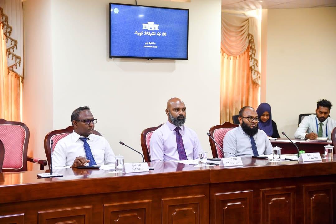ސޯޝަލް މީޑިއާގައި ބޭއަދަބީ ވާހަކަދައްކައި، ބަރަހަނާވާ މައްސަލައިގެ ޝަކުވާތަކެއް މަޖިލީހުން ބަލަނީ