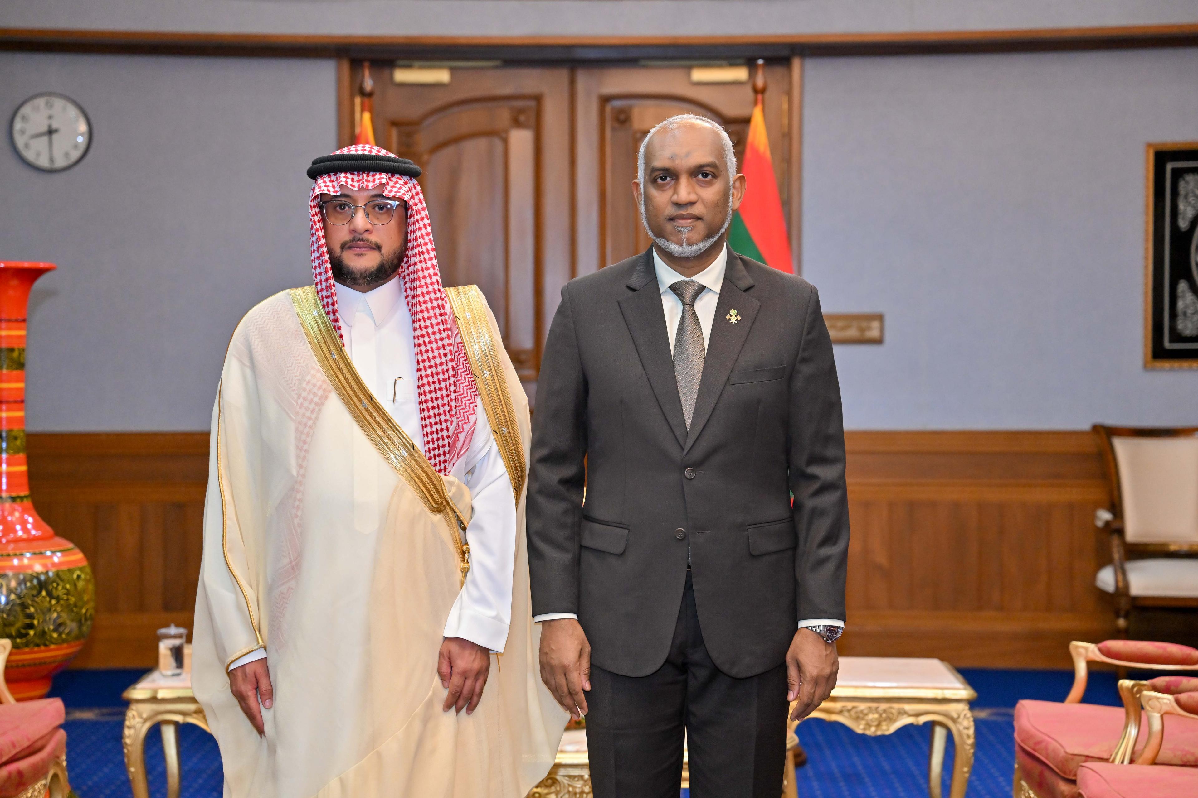ސަޢޫދީގެ އައު ސަފީރު، އެމަނިކުފާނުގެ ސަފީރުކަމުގެ ފަތްކޮޅު ރައީސްއަށް އަރުވައިފި