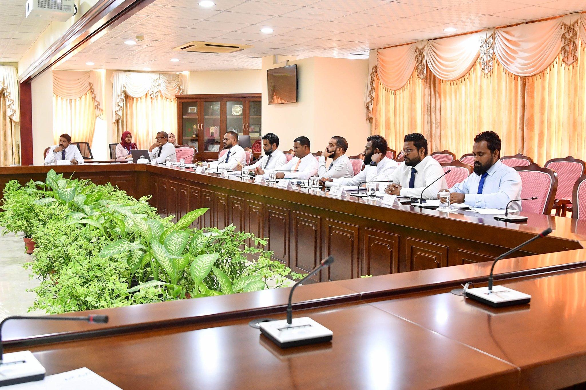 އެއް އަންހެނަކު ތިން ފިރިން ތިބޭ ކަމަށް ބުނާ މައްސަލައެއް ފެންމަތިވެއްޖެ