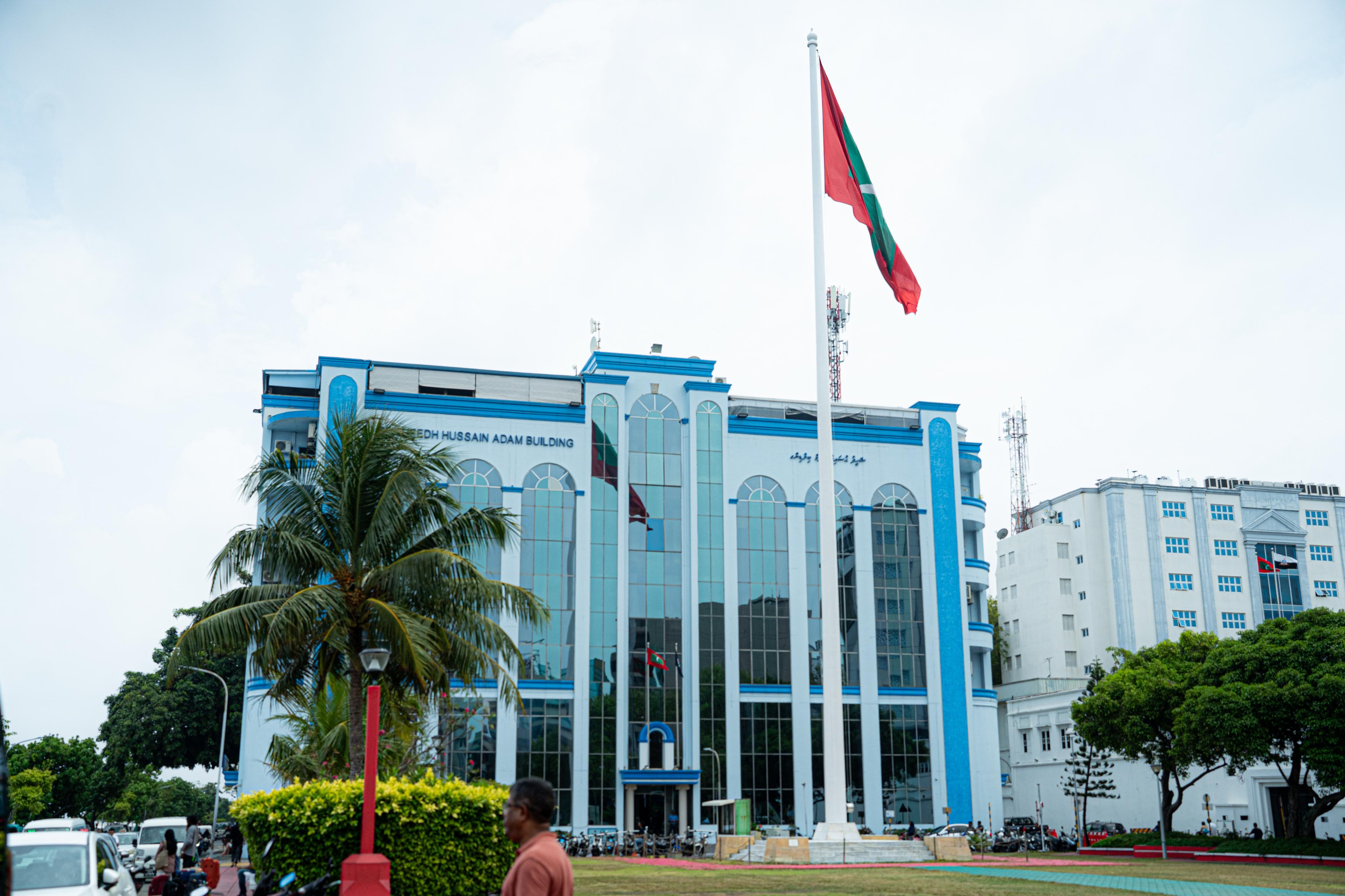 ކުޑަ ކުއްޖަކަށް ގަދަކަމުން ސިނގިރޭޓު ދީ, ބިރުދެއްކި މައްސަލަ އެއް ފުލުހުން ބަލަނީ