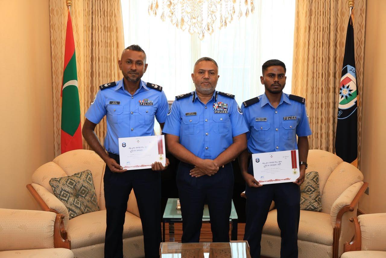 "ހޯކްސް ވޮޔޭޖް" ލޭންޑިން ކްރާފްޓުން ކަނޑުވި މީހުން ސަލާމަތްކުރުމުގައި ހަރަކާތްތެރިވި ފުލުހުންނަށް ފުރާނަ ސަލާމަތްކުރުމުގެ ރަން މެޑަލް އަރުވައިފި