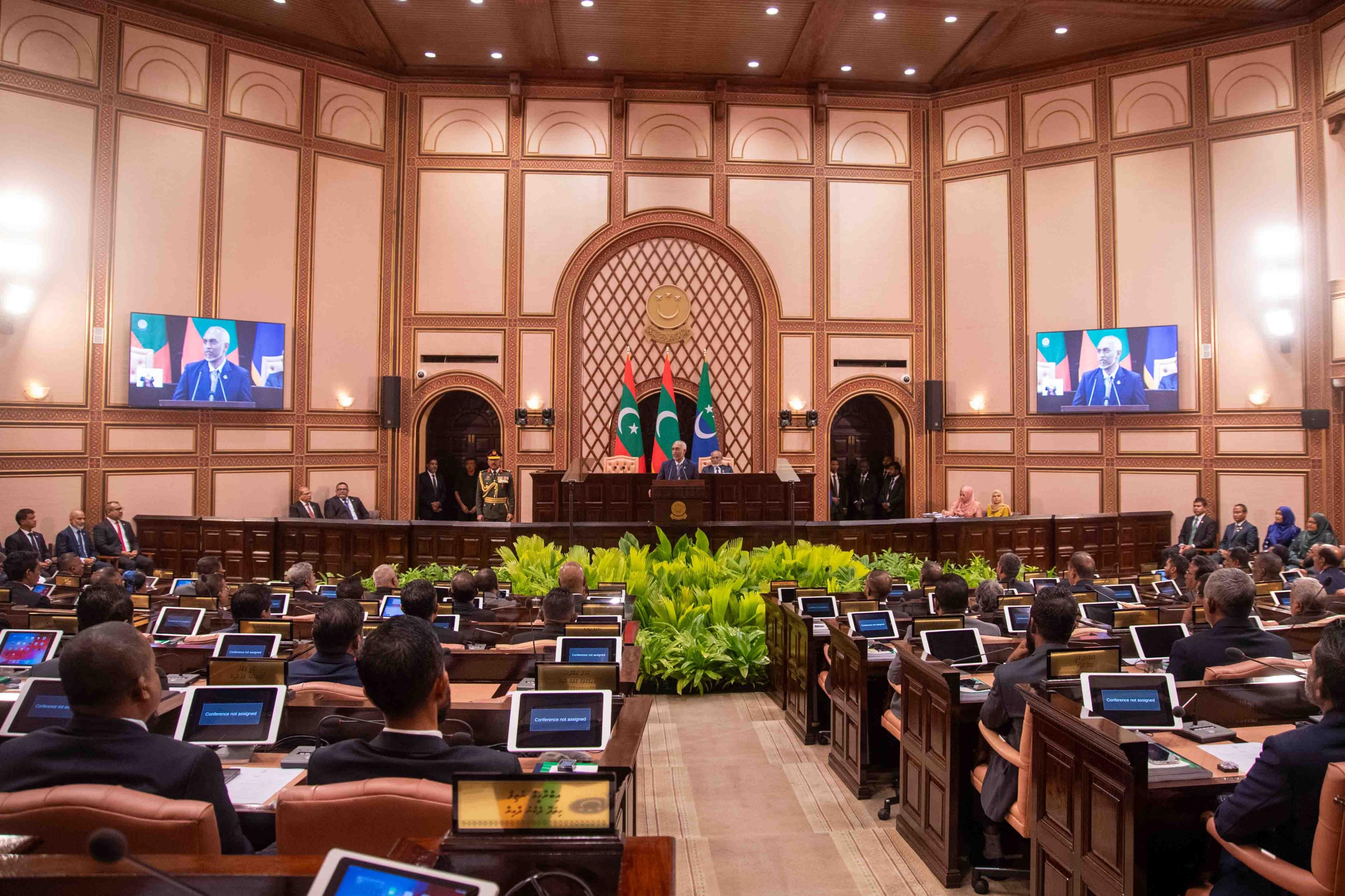 ސަރުކާރުން 10 ރިސޯޓު ހަދައި، ދިވެހިންނަށް ޑޮލަރުން އާމްދަނީ ދެނީ