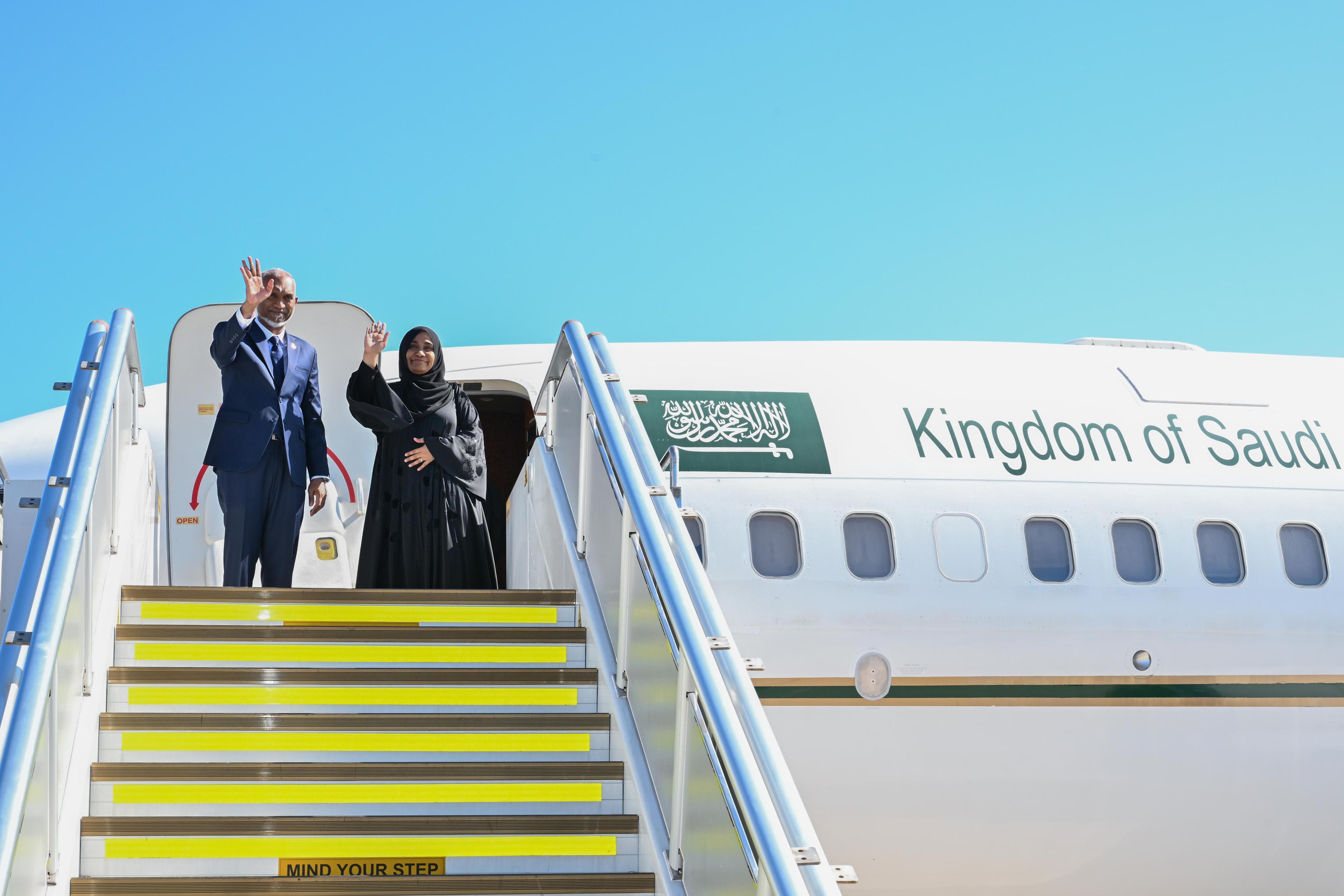 ރައީސްގެ ދެކަނބަލުން އުމްރާގެ އަޅުކަމަށް ފުރާވަޑައިގެންފި