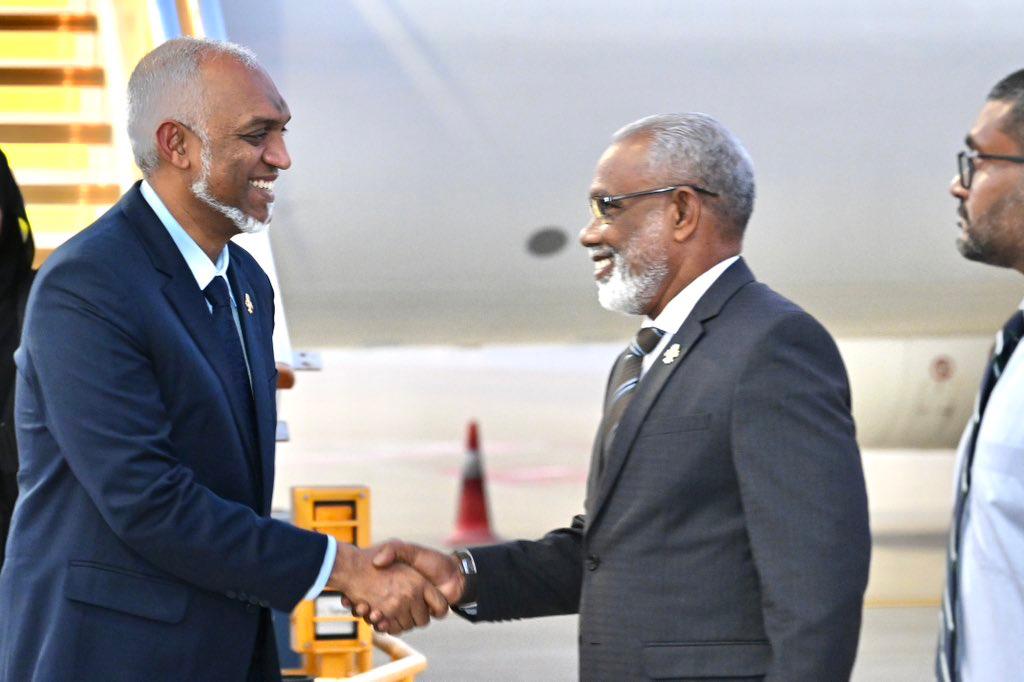 އުމްރާ ކުރެއްވުމަށް ފަހު ރައީސްގެ ދެކަނބަލުން ރާއްޖެ ވަޑައިގެންފި