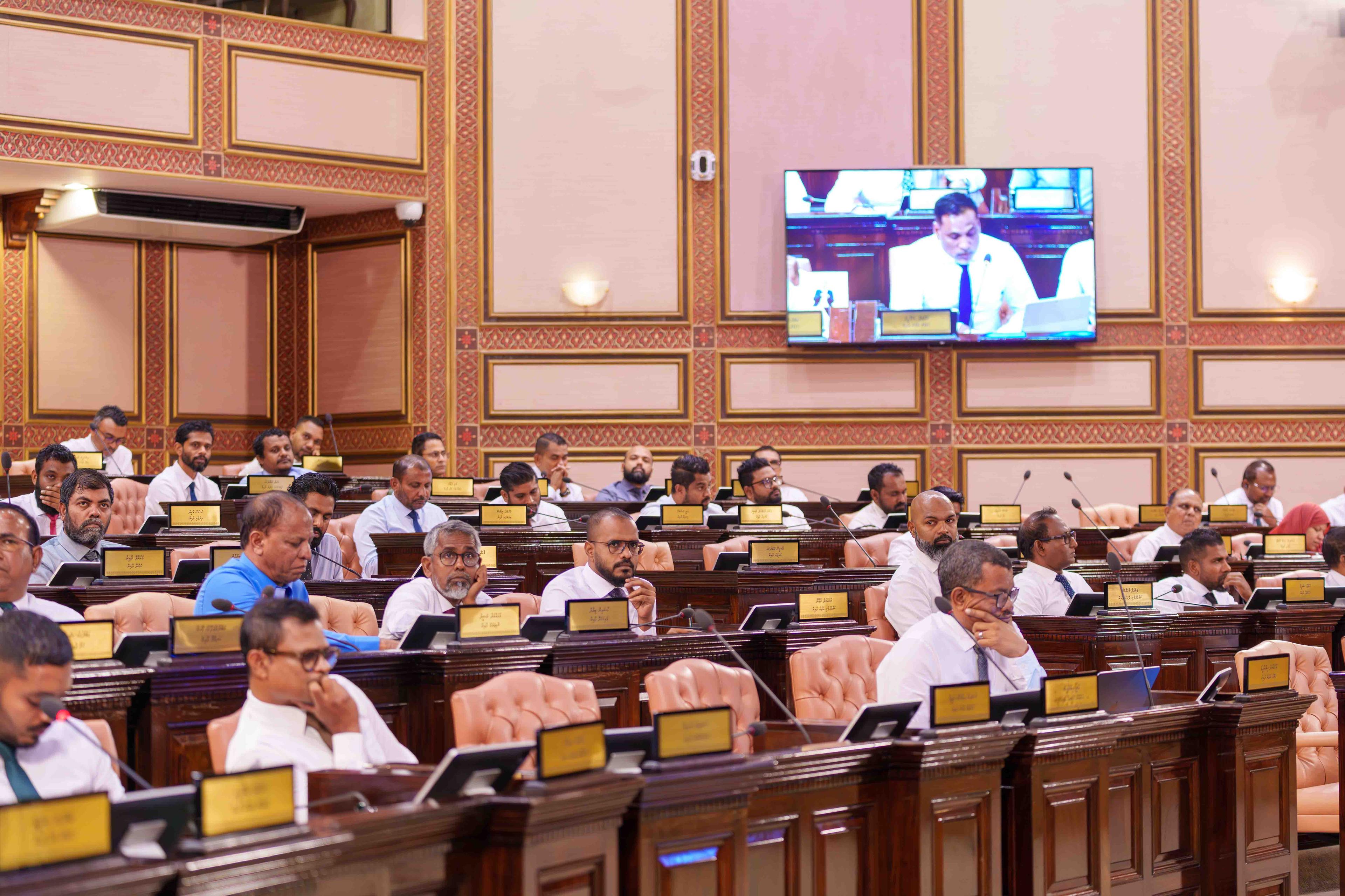 ސިނގިރޭޓުން ނަގާ ޑިއުޓީ ކުޑަކުރަން މަޖިލީހުން ފާސްކޮށްފި